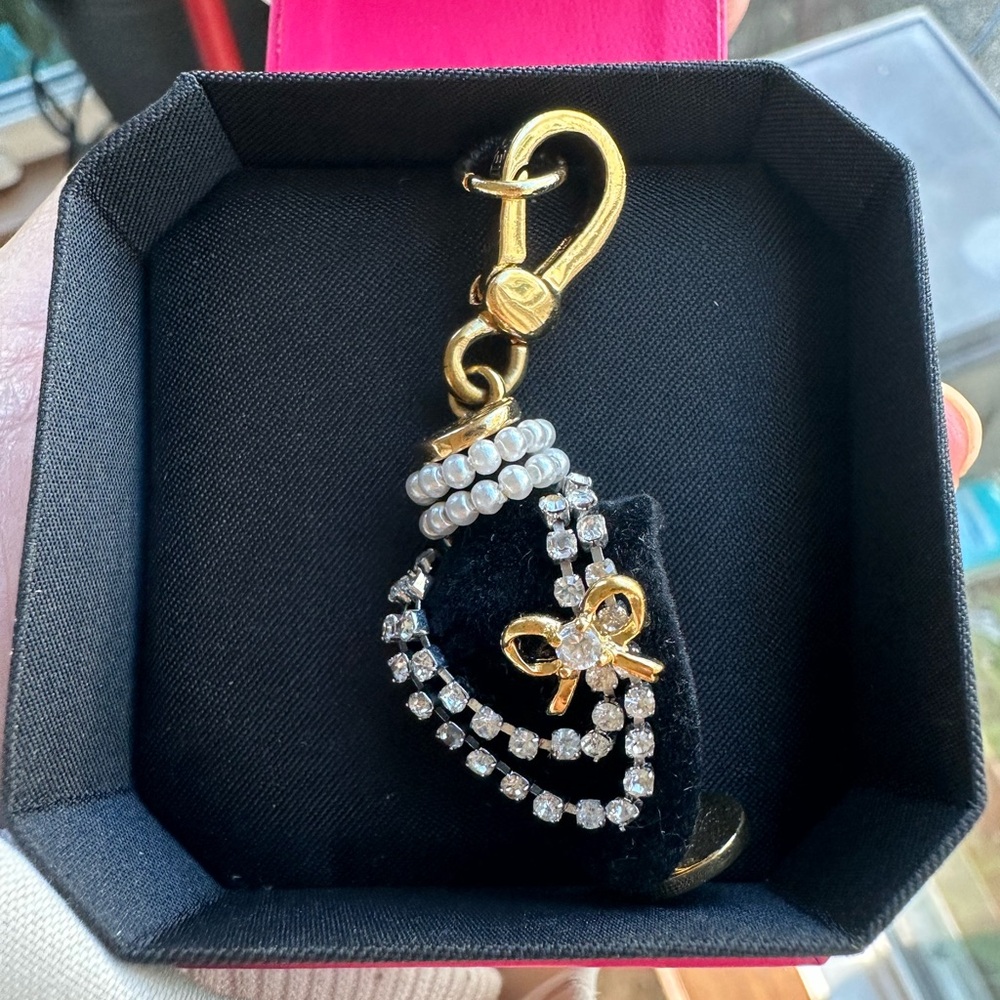 JUICY COUTURE NECK FORM CHARM